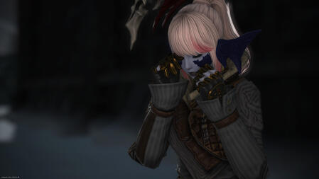 Sarnai crying in sorrow, dressed in a gray wool coat for warmth. The snow and black architecture of Garlemald can be seen in the background.
